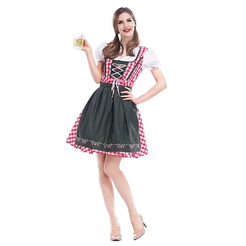 Frau im rot karierten Dirndl mit dunkelgrüner Schürze und weißer Puffärmelbluse hält ein Bierglas, Ganzkörperaufnahme von vorn. 1
