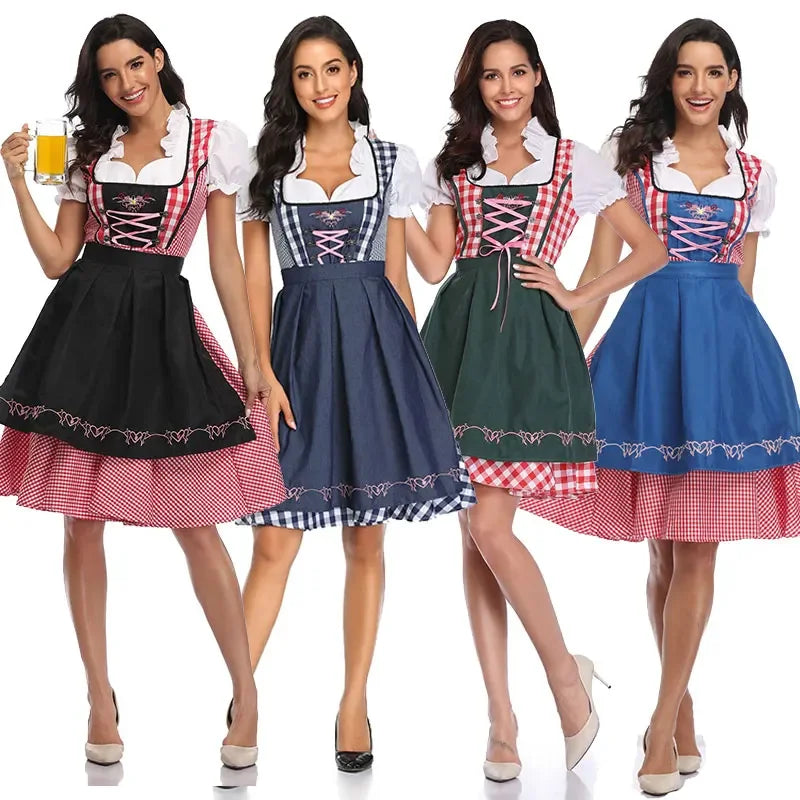 Vier Models nebeneinander zeigen das Dirndl-Set in Schwarz, Marineblau, Dunkelgrün und Blau jeweils mit rot oder blau kariertem Rock. 10