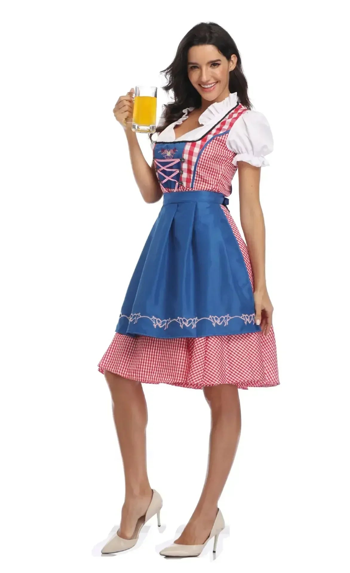 Seitliche Ansicht des Dirndls mit blauer Schürze, rosa Schnürung und rot kariertem Rock, das Model hält lächelnd ein Bierglas. 5