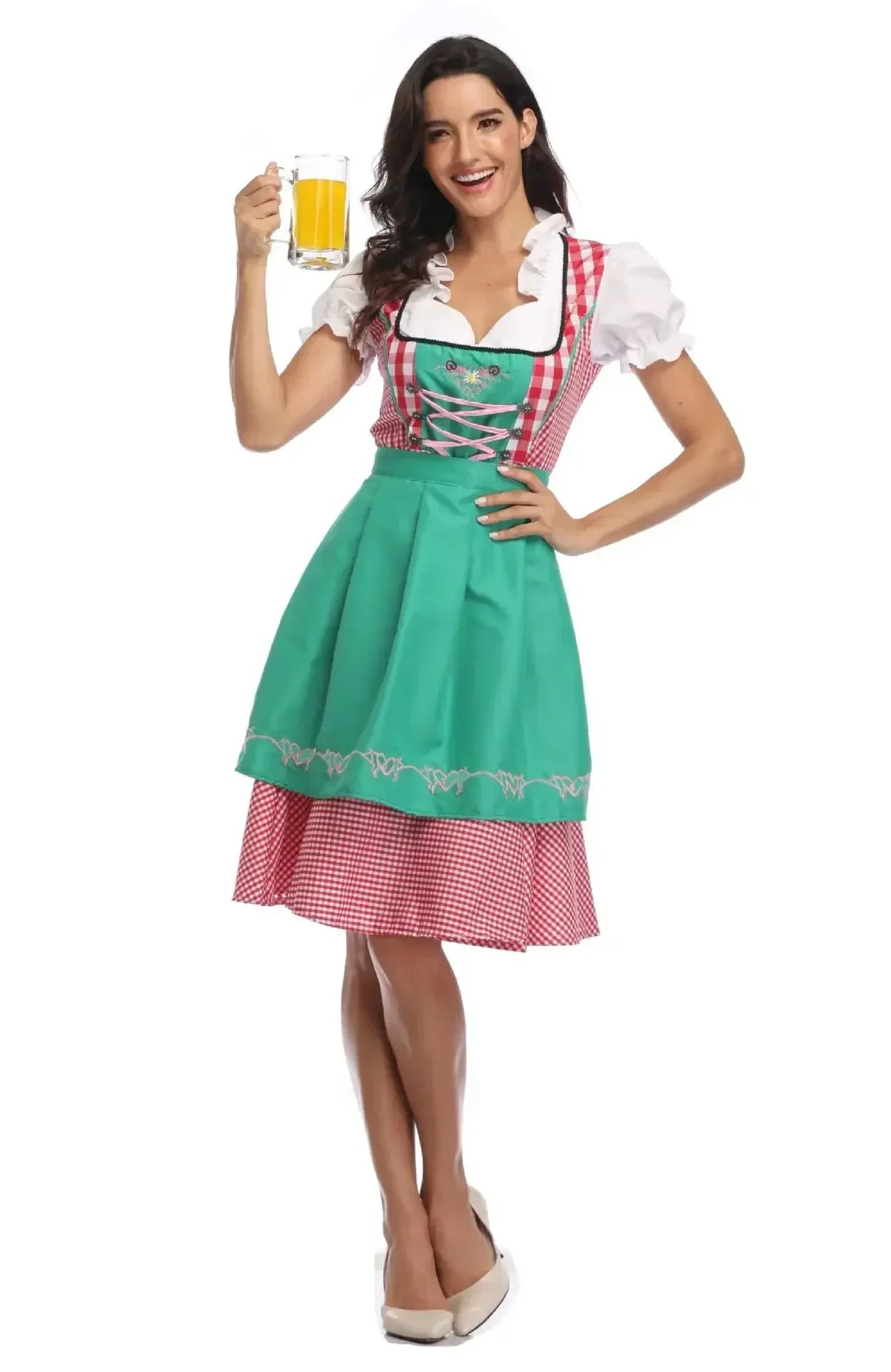 Dirndl mit grüner bestickter Schürze und rot kariertem Rock, das lächelnde Model hält ein Bierglas hoch. 8