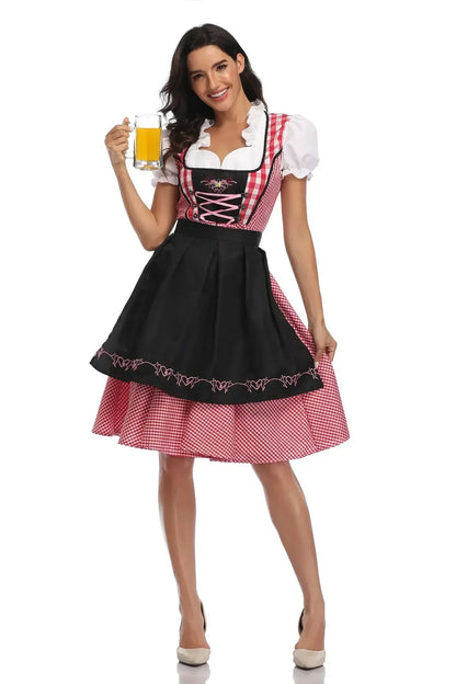Dirndl mit schwarzer bestickter Schürze, rosa Schnürung und rot kariertem Rock, das Model hält ein Glas Bier in der Hand. 9