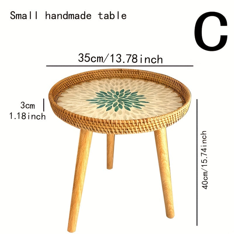 Kleiner handgefertigter Tisch, rund, Holzbeine, geflochtene Kante, dekoratives Blumenmuster.