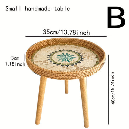Kleiner handgefertigter Tisch, Mosaikplatte, Holzbeine, 35 cm Durchmesser, 40 cm Höhe.