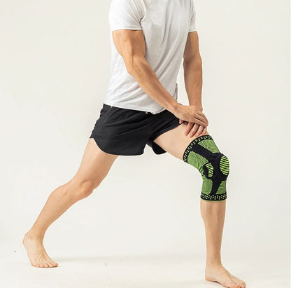 Mann mit grün-schwarzer Kniebandage beim Dehnen, Sportbekleidung, Fitness, Unterstützung.