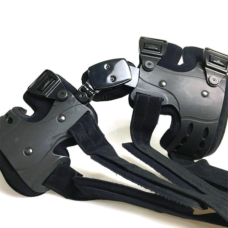 Schwarze Knieorthese mit verstellbaren Riemen, Unterstützung für Sport und Rehabilitation.