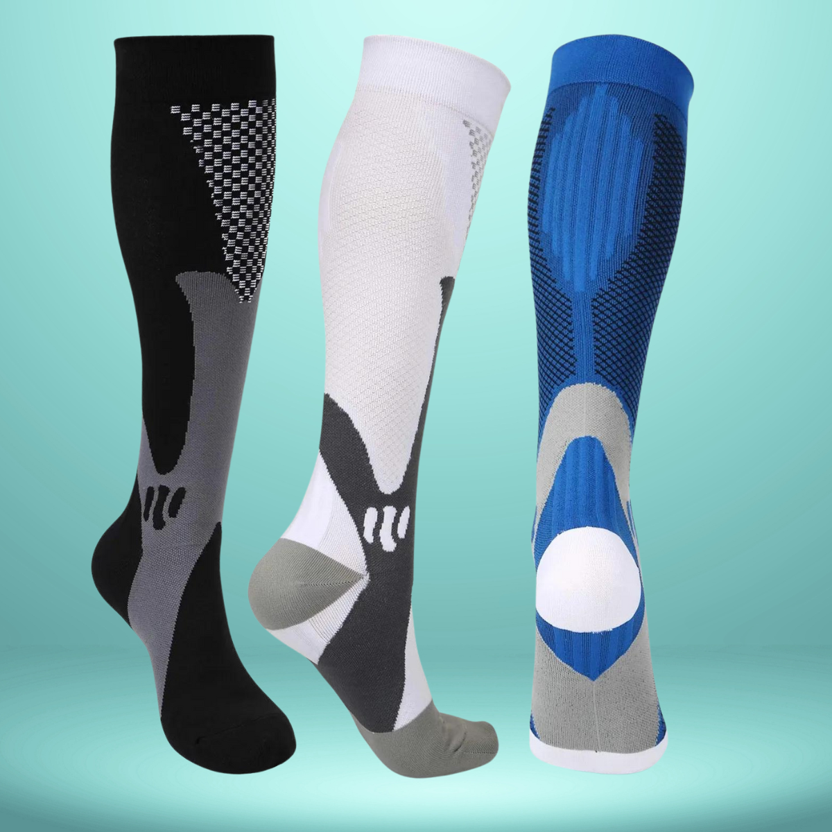 Drei Paar Kompressionsstrümpfe, schwarz, weiß, blau, atmungsaktiv, für Sport und Reisen.