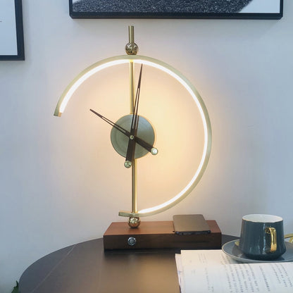 Moderne Tischlampe mit Kompass-Design, LED-Beleuchtung, goldfarben, auf Holzbasis.