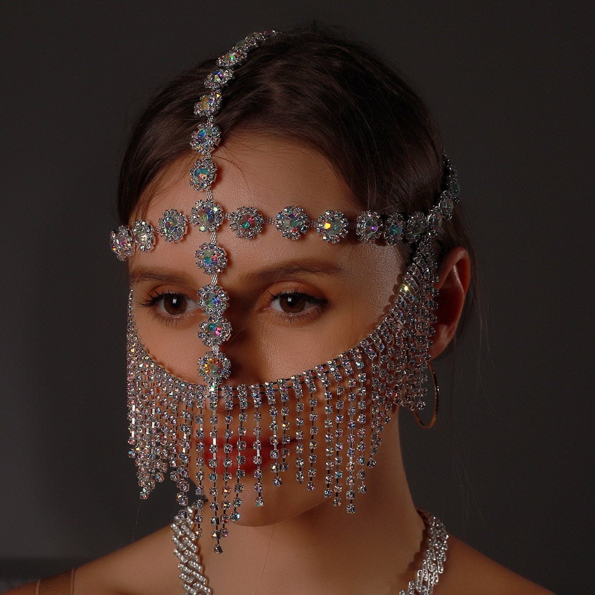 Funkelnder Kopfschmuck mit Strasssteinen, Gesichtskette, silber, glamouröses Accessoire.