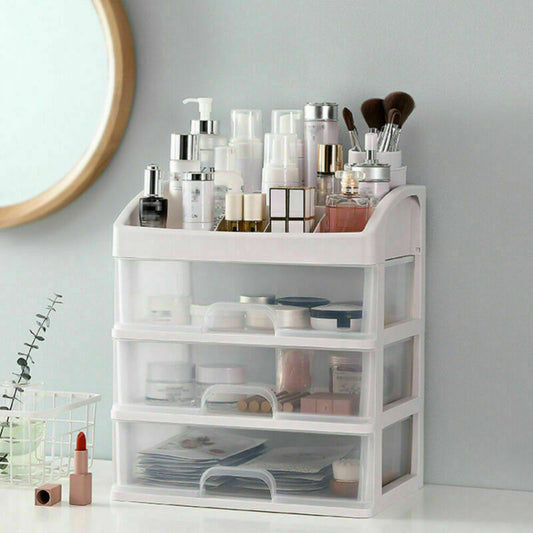 Weißer Kunststoff-Organizer mit Schubladen, gefüllt mit Kosmetik und Pflegeprodukten auf Tisch.