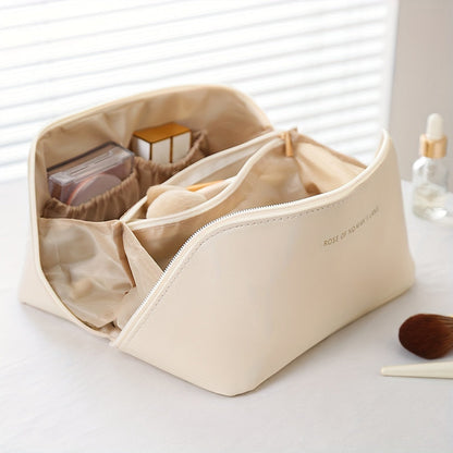 Beige Kosmetiktasche aus Leder mit Reißverschluss, gefüllt mit Make-up, auf weißem Tisch.