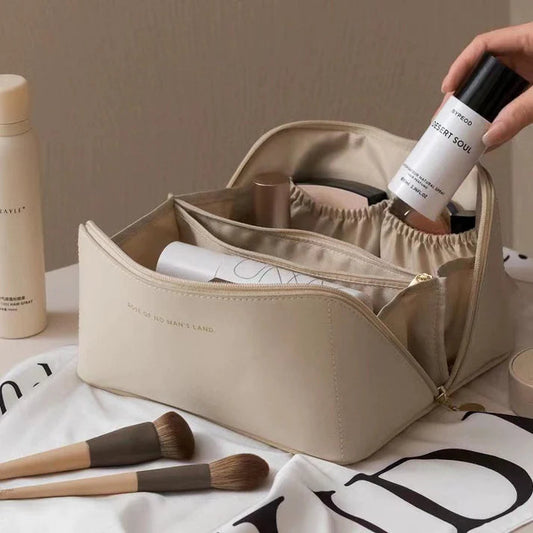 Beige Kosmetiktasche mit Make-up-Pinseln und Pflegeprodukten, stilvoll und praktisch.