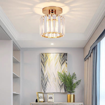 Moderne Deckenleuchte aus Glas und Metall, goldfarben, in elegantem Wohnzimmer.
