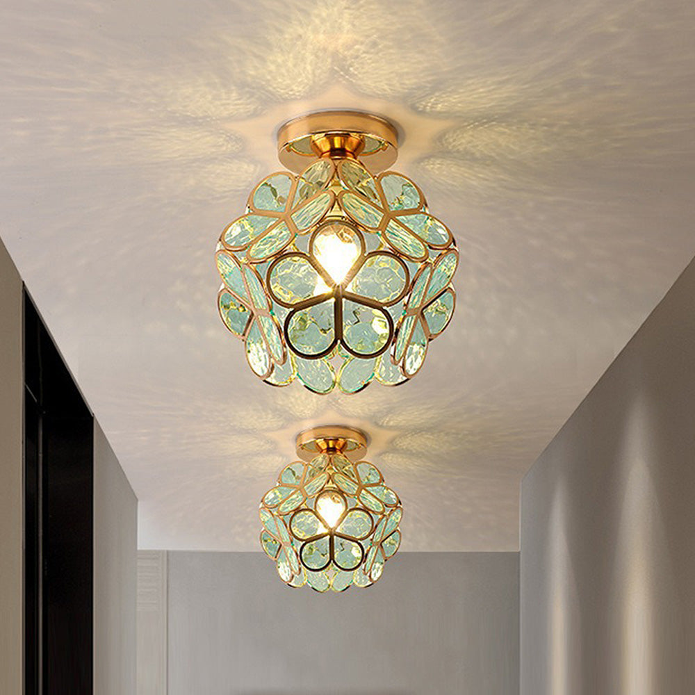 Zwei grüne Kristall-Deckenleuchten, goldene Fassung, modernes Design, Flurbeleuchtung.