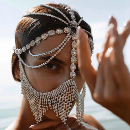 Frau mit funkelndem, silbernem Strass-Kopfschmuck und Fransen, elegantes Accessoire, Modefotografie.