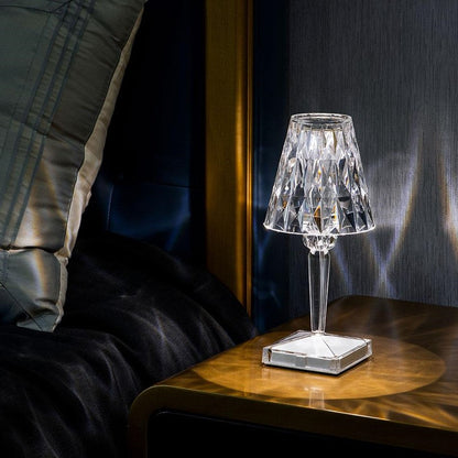 Kristall-Tischlampe auf Nachttisch, modernes Design, elegantes Schlafzimmer-Dekor, Beleuchtung.