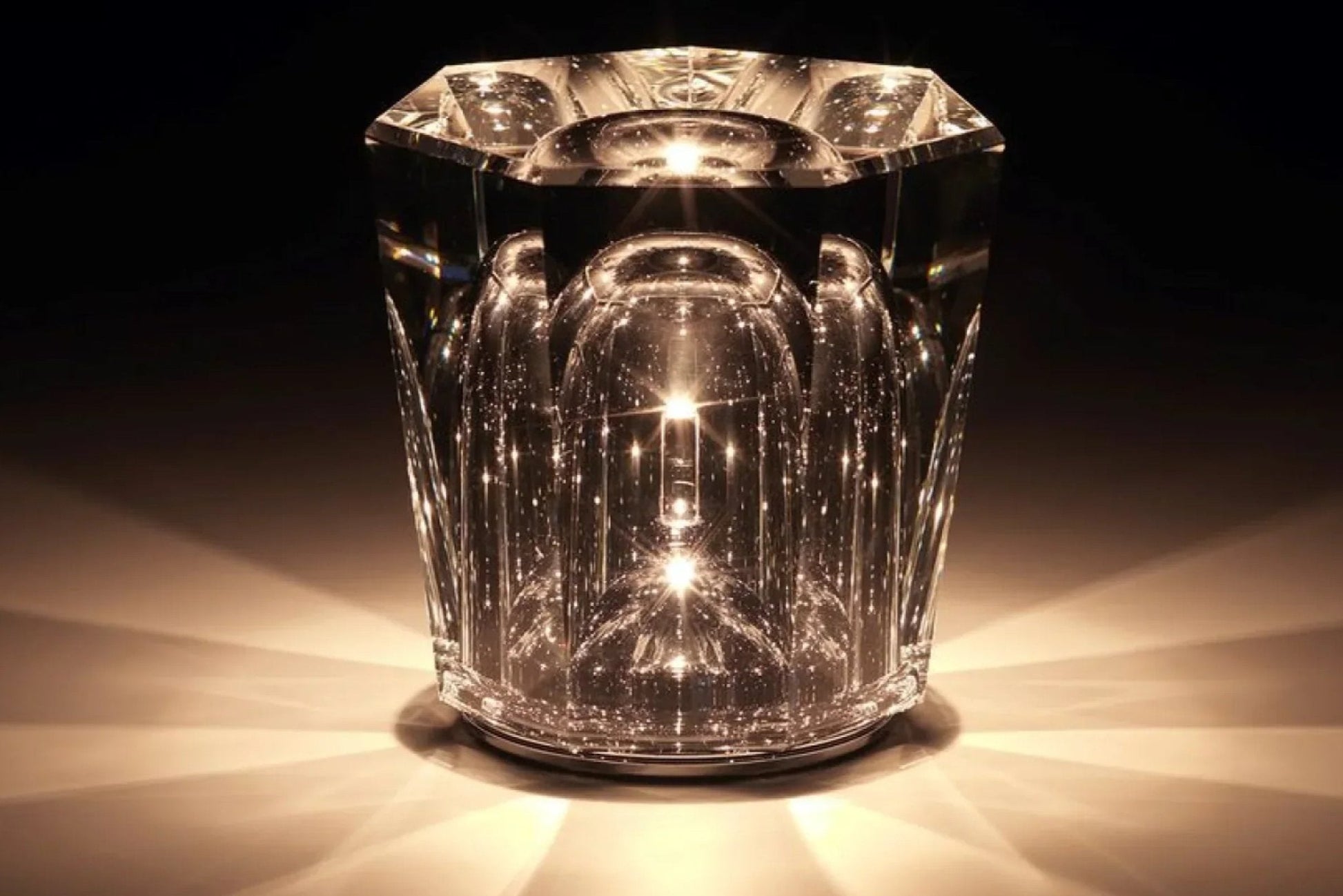 Kristallglas mit facettiertem Design, leuchtend, dekorativ, ideal für stilvolle Beleuchtung.