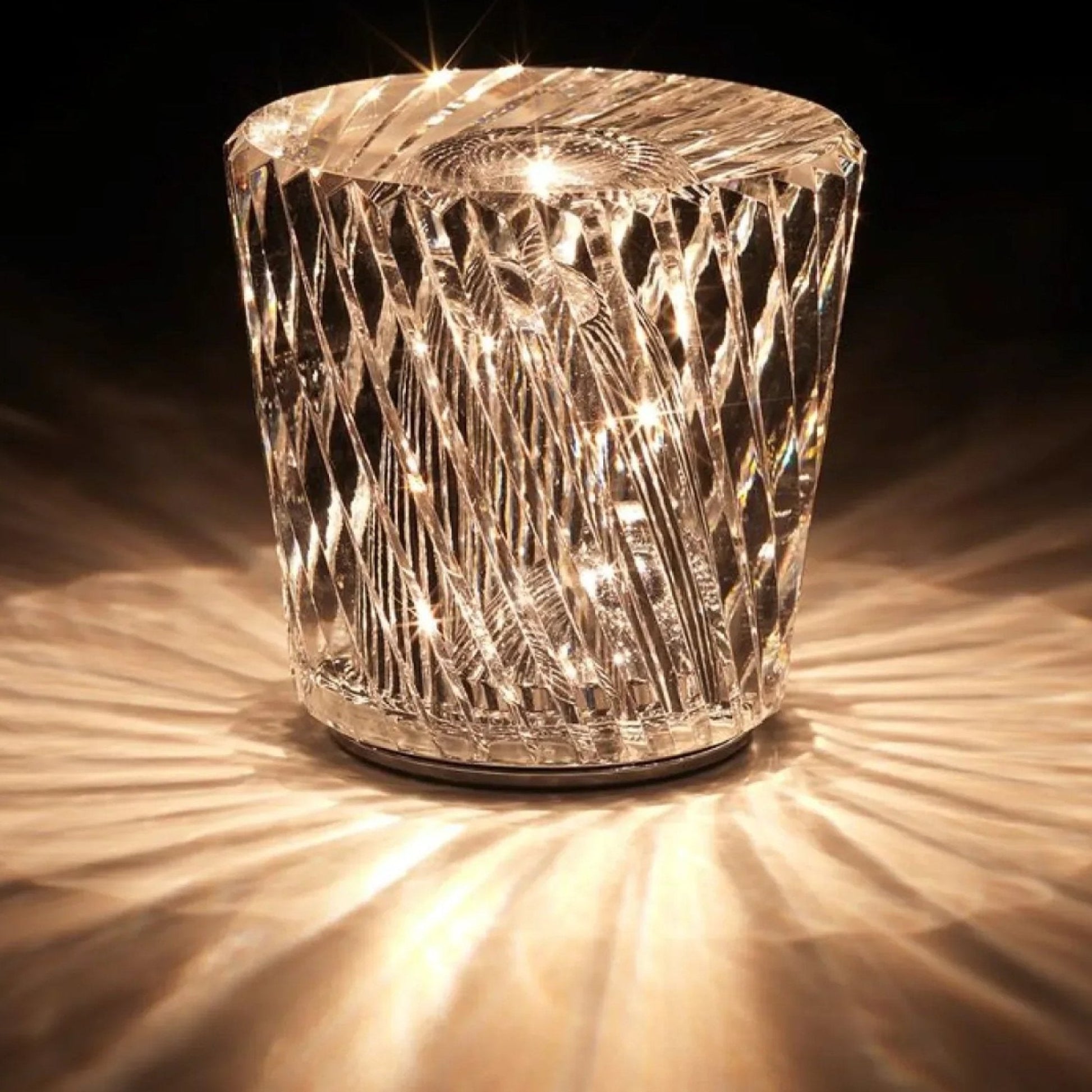 Kristallglaslampe mit LED-Beleuchtung, dekoratives Design, warmes Licht, modern, elegant.