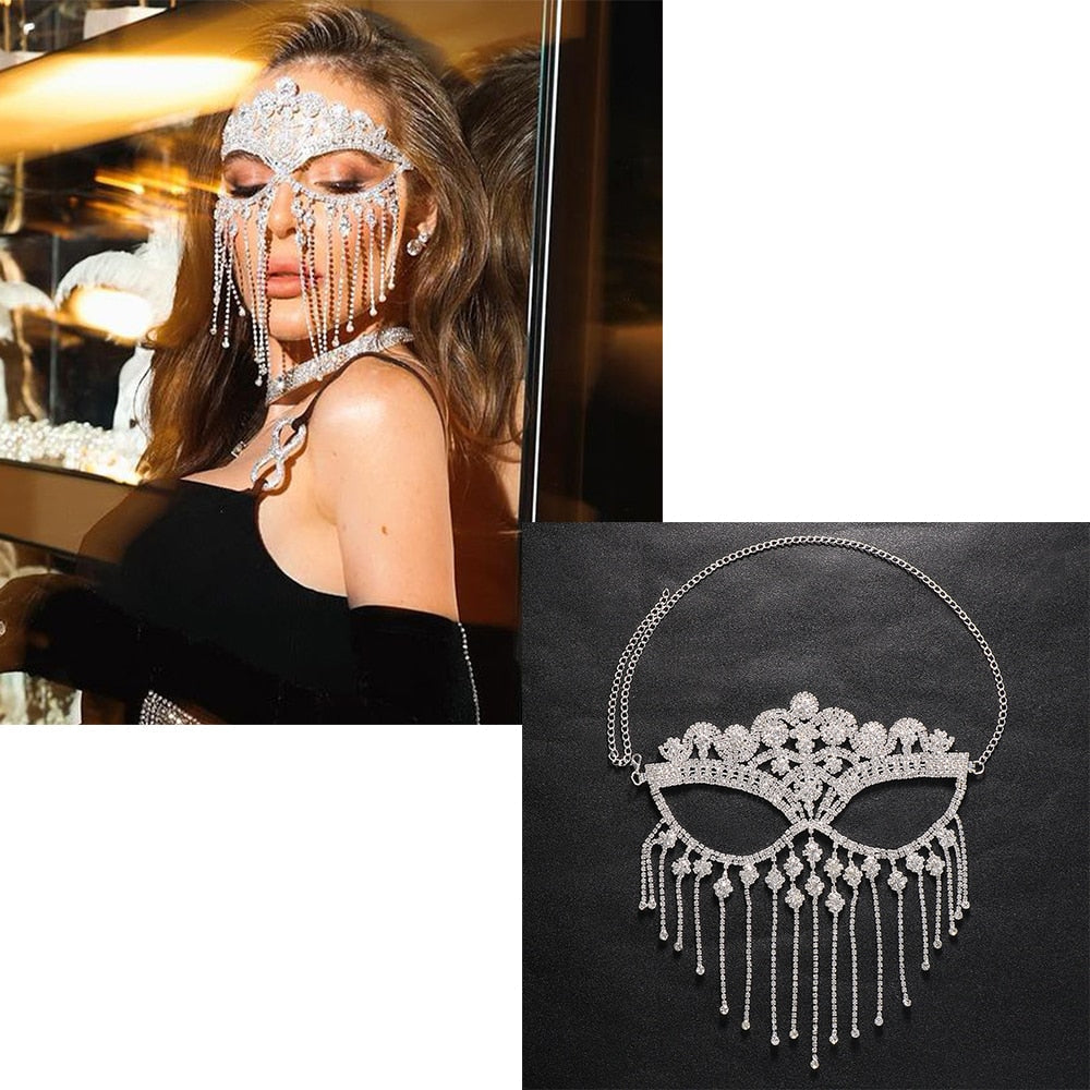 Glitzernde Strass-Maske mit Fransen, elegantes Accessoire für Partys und Kostüme, silberfarben.