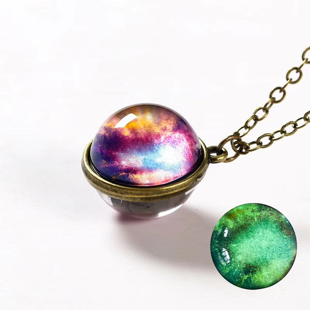Farbige Kristallkugel-Halskette, Messingfassung, Damen, leuchtend, kosmisches Design.