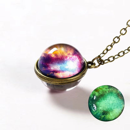 Farbige Kristallkugel-Halskette, Messingfassung, Damen, leuchtend, kosmisches Design.