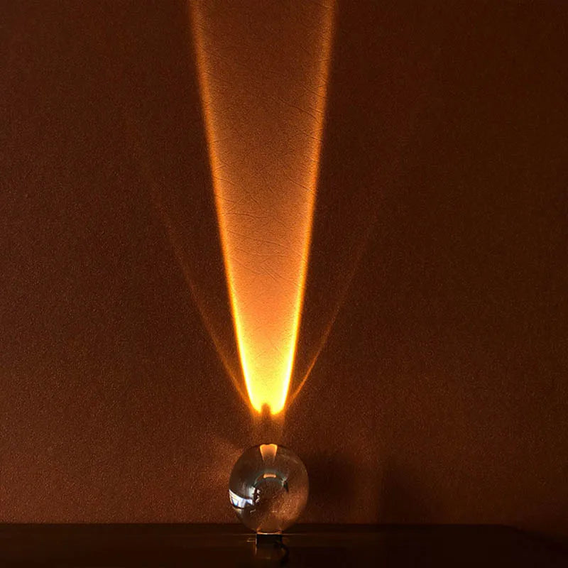 Kristallkugel mit warmem Lichtstrahl, dekorative Beleuchtung, stimmungsvolle Raumdekoration.