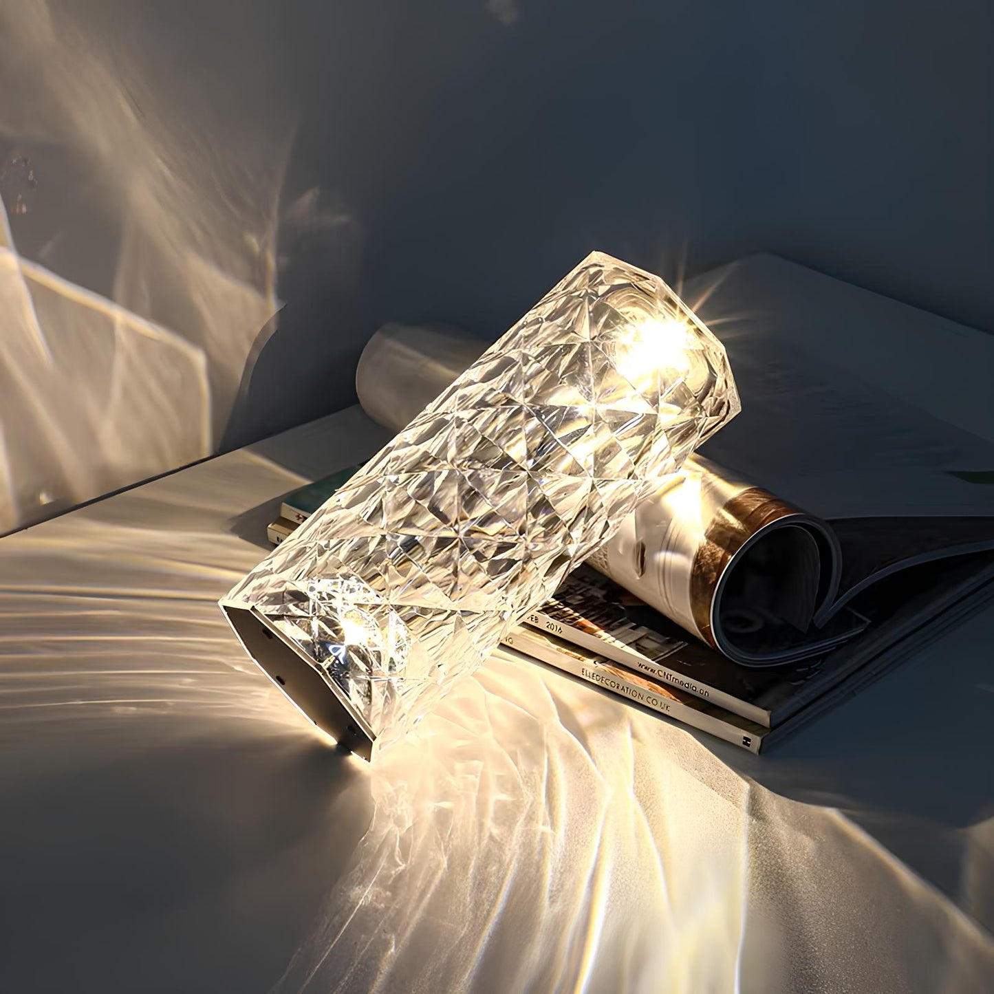 Kristallglasvase mit geometrischem Muster, transparent, reflektiert Licht, moderne Wohnkultur.