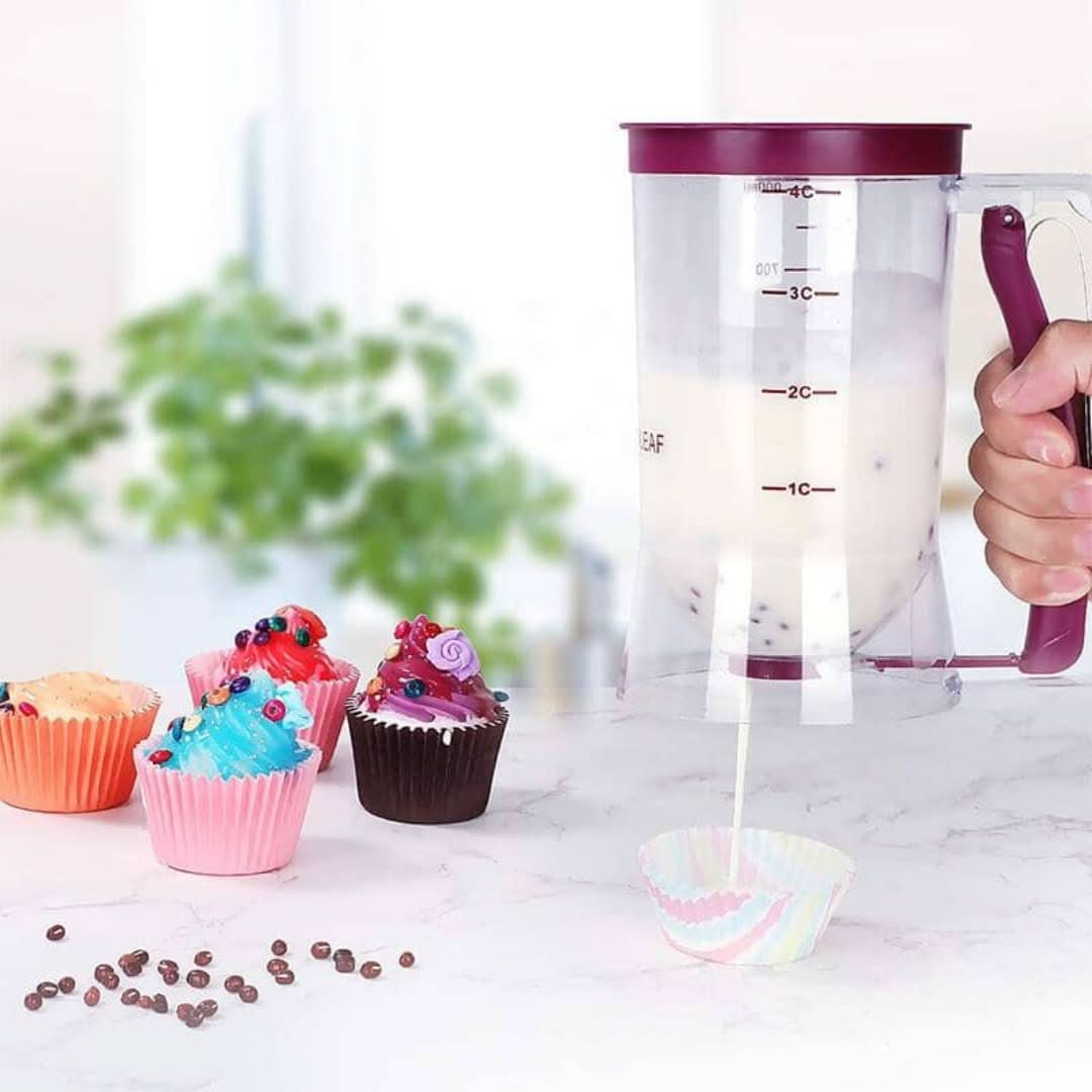 Handlicher Teigspender aus Kunststoff, lila, mit Skala, ideal für Muffins und Cupcakes.