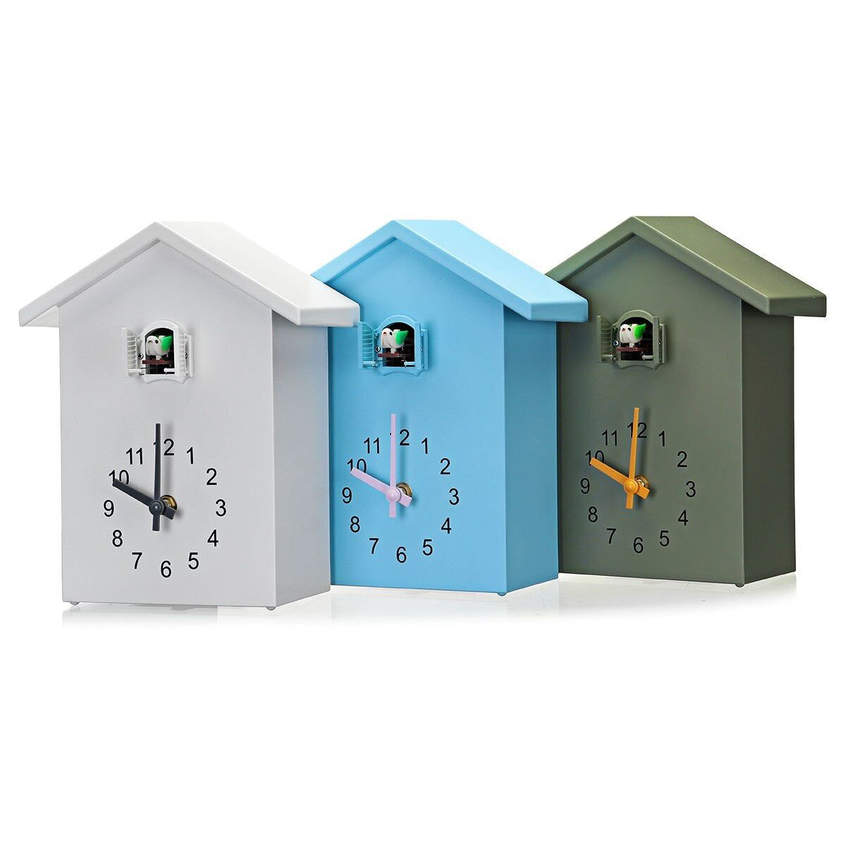 Drei bunte Kuckucksuhren aus Holz, weiß, blau, grün, modernes Design, Wohnzimmerdekoration.