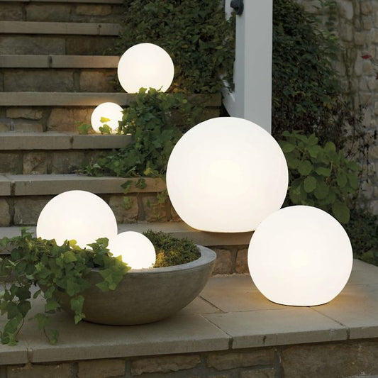 Kugelförmige Gartenleuchten, LED, weiß, dekorativ, energiesparend, Außenbeleuchtung, modern.