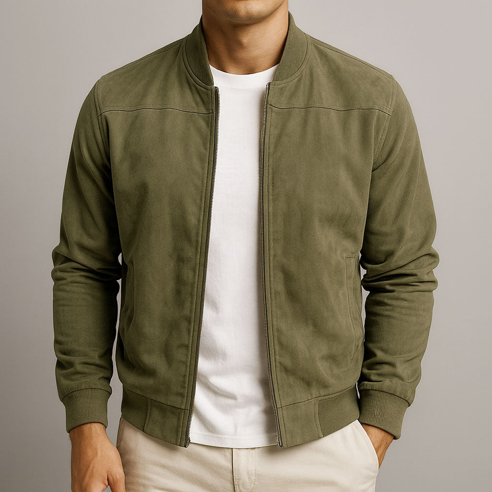 Frontansicht der offenen Jacke in Olivgrün an einem Mann mit weißem T-Shirt und heller Hose, seitliche Eingrifftaschen sichtbar. 3