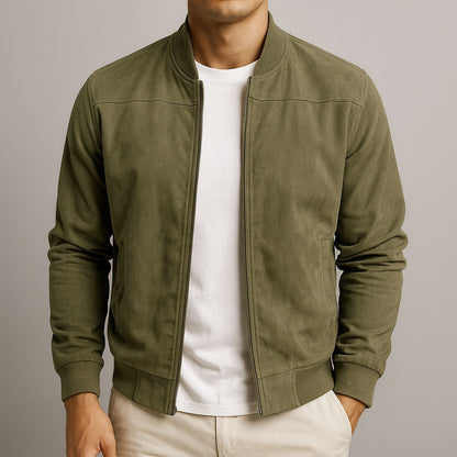 Frontansicht der offenen Jacke in Olivgrün an einem Mann mit weißem T-Shirt und heller Hose, seitliche Eingrifftaschen sichtbar. 3