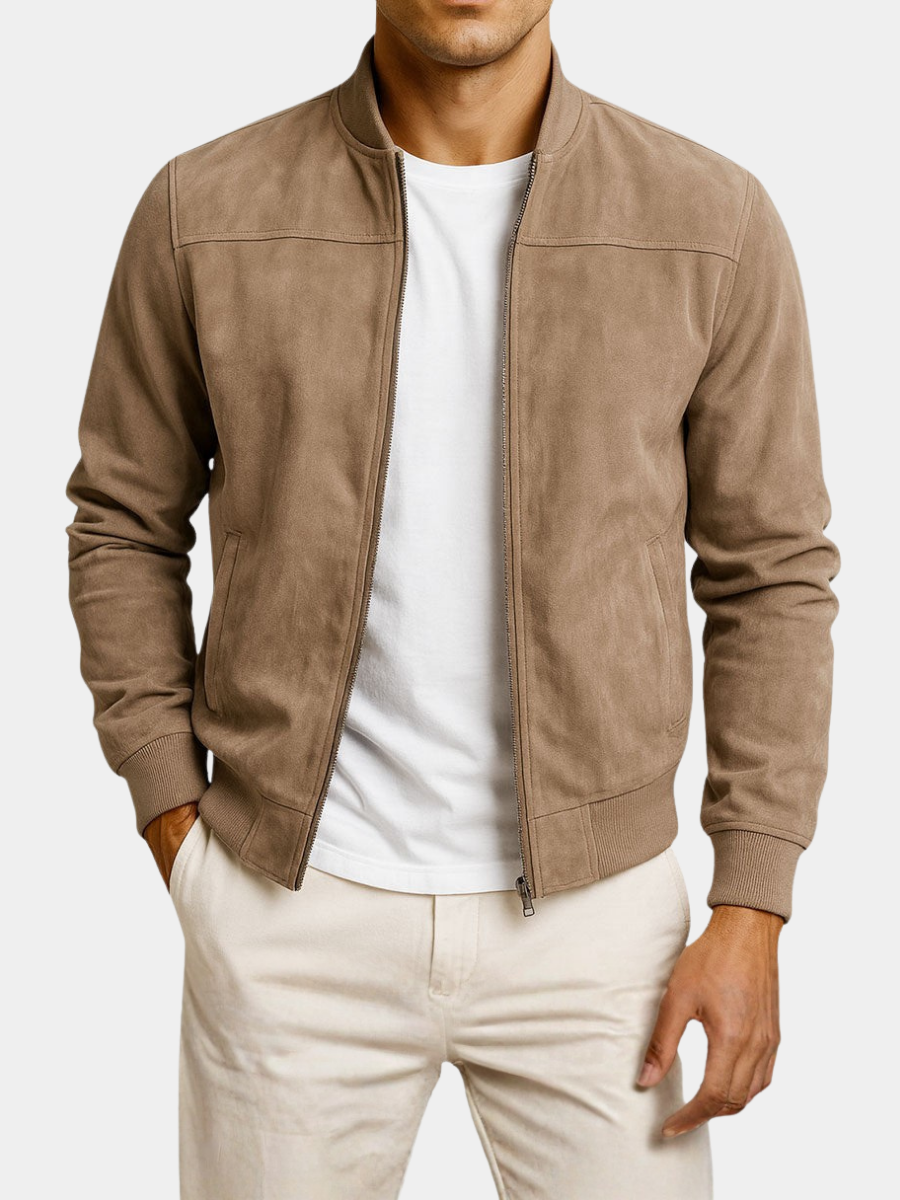 Freigestelltes Frontbild der Jacke in Taupe an einem Mann, offener Reißverschluss, Passennähte an den Schultern und Rippbündchen gut erkennbar. 6