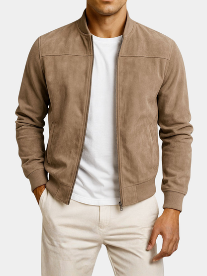 Freigestelltes Frontbild der Jacke in Taupe an einem Mann, offener Reißverschluss, Passennähte an den Schultern und Rippbündchen gut erkennbar. 6