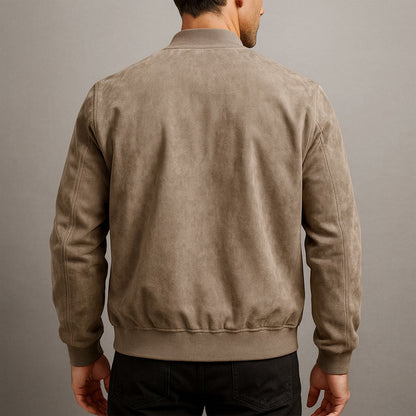 Rückansicht der Jacke in Taupe an einem Mann, glatte Rückenpartie mit Rippbund am Saum und Ärmelnähten. 7