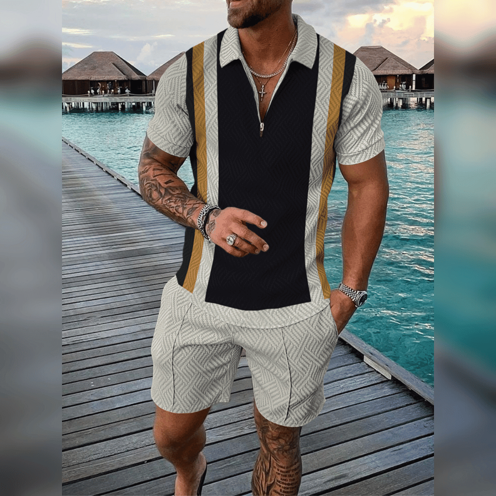 Mann in gestreiftem Sommerhemd und Shorts auf Holzsteg am Meer, stilvolle Herrenmode.
