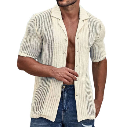 Mann in beigem Strickhemd, kurzärmelig, offen getragen, lässiger Sommerlook, Herrenmode.