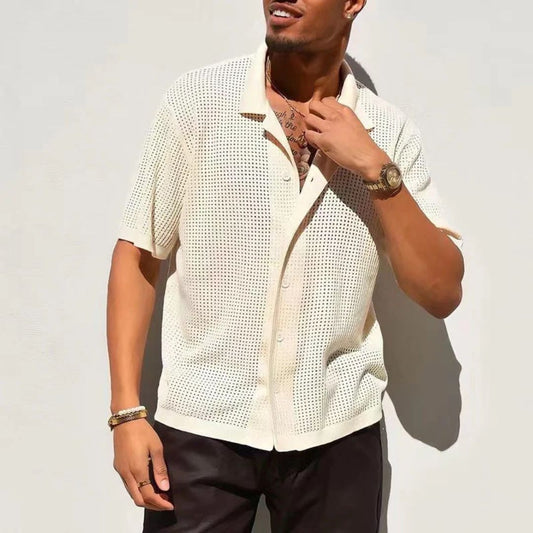 Mann in cremefarbenem Strickhemd, Kurzarm, Sommermode, lässiger Stil, Herrenbekleidung.