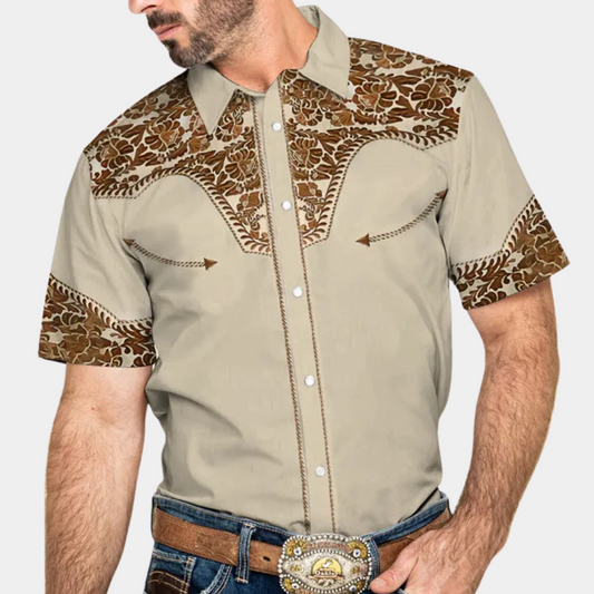 Mann in beiger Westernhemd mit braunem Blumenmuster, Kurzarm, Cowboy-Stil, Jeans.