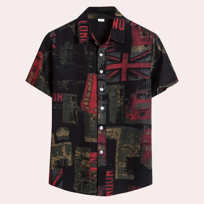 Kurzarmhemd mit London-Motiv, schwarz-rot, Baumwolle, Herrenmode, Freizeitkleidung.