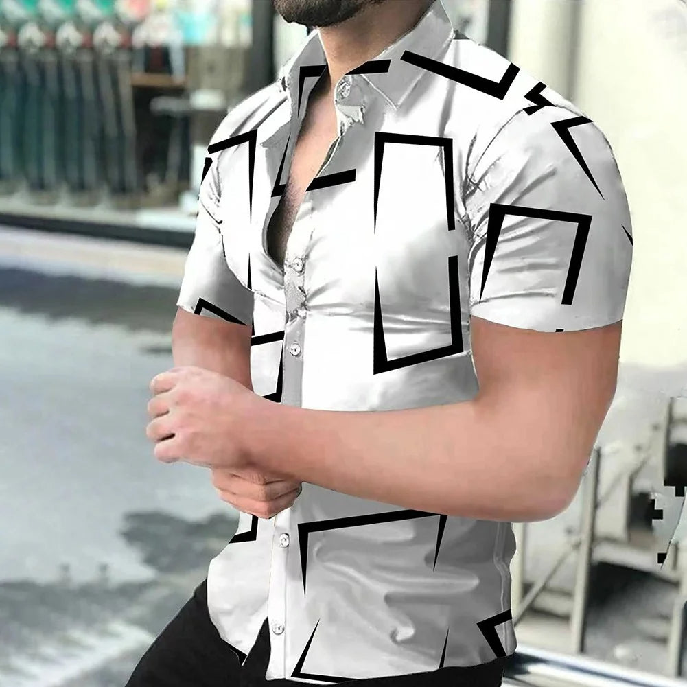 Mann in weißem Hemd mit schwarzen geometrischen Mustern, kurzärmelig, modern, stilvoll.