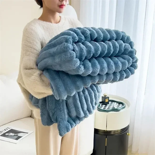 Frau hält weiche blaue Plüschdecke, gemütlich, Wohnzimmer, moderne Inneneinrichtung.