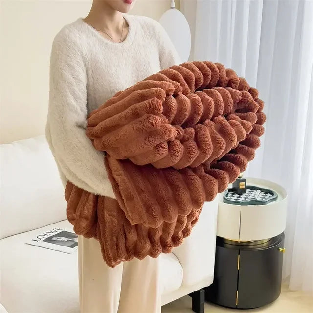Frau hält weiche, braune Plüschdecke im Wohnzimmer, gemütliche Wohnkultur, Herbstdeko.