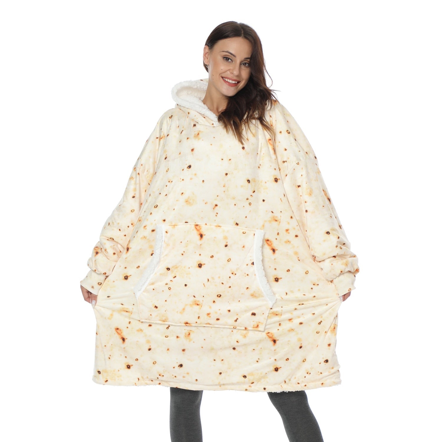Frau in übergroßem Burrito-Decken-Hoodie, beige, gemütlich, warm, mit Kapuze und Tasche.