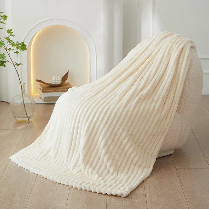 Cremefarbene, gerippte Decke aus Fleece auf Sessel, modernes Wohnzimmer, gemütliche Einrichtung.