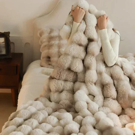 Flauschige Kunstpelzdecke beige, gemütlich, Schlafzimmer, luxuriös, warm, dekorativ.