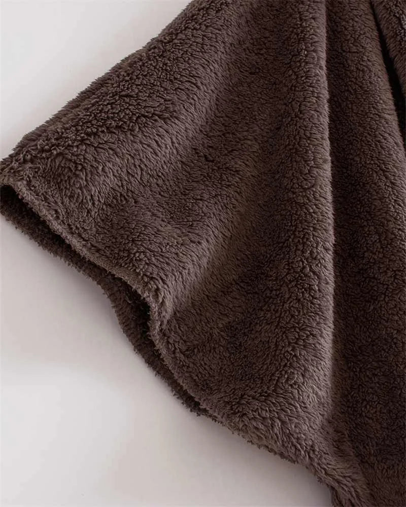 Braune, flauschige Decke aus Kunstfell, gemütlich, weich, ideal für Wohnzimmer oder Schlafzimmer.