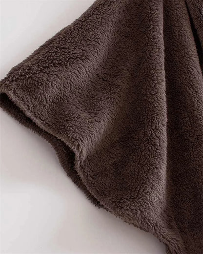 Braune, flauschige Decke aus Kunstfell, gemütlich, weich, ideal für Wohnzimmer oder Schlafzimmer.
