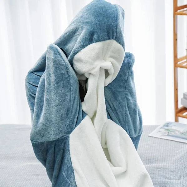 Weiche Haifischdecke aus Plüsch, blau-weiß, gemütlich, für Kinderzimmer oder Wohnzimmer.