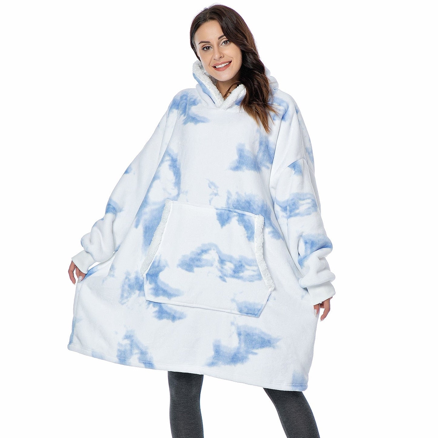 Frau in blau-weißem Oversize-Hoodie-Decke, gemütlich, warm, modisch, Kängurutasche.