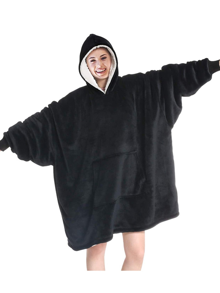 Frau in schwarzem Oversize-Hoodie-Decke mit Kapuze, gemütlich, weich, warm, ideal für Zuhause.